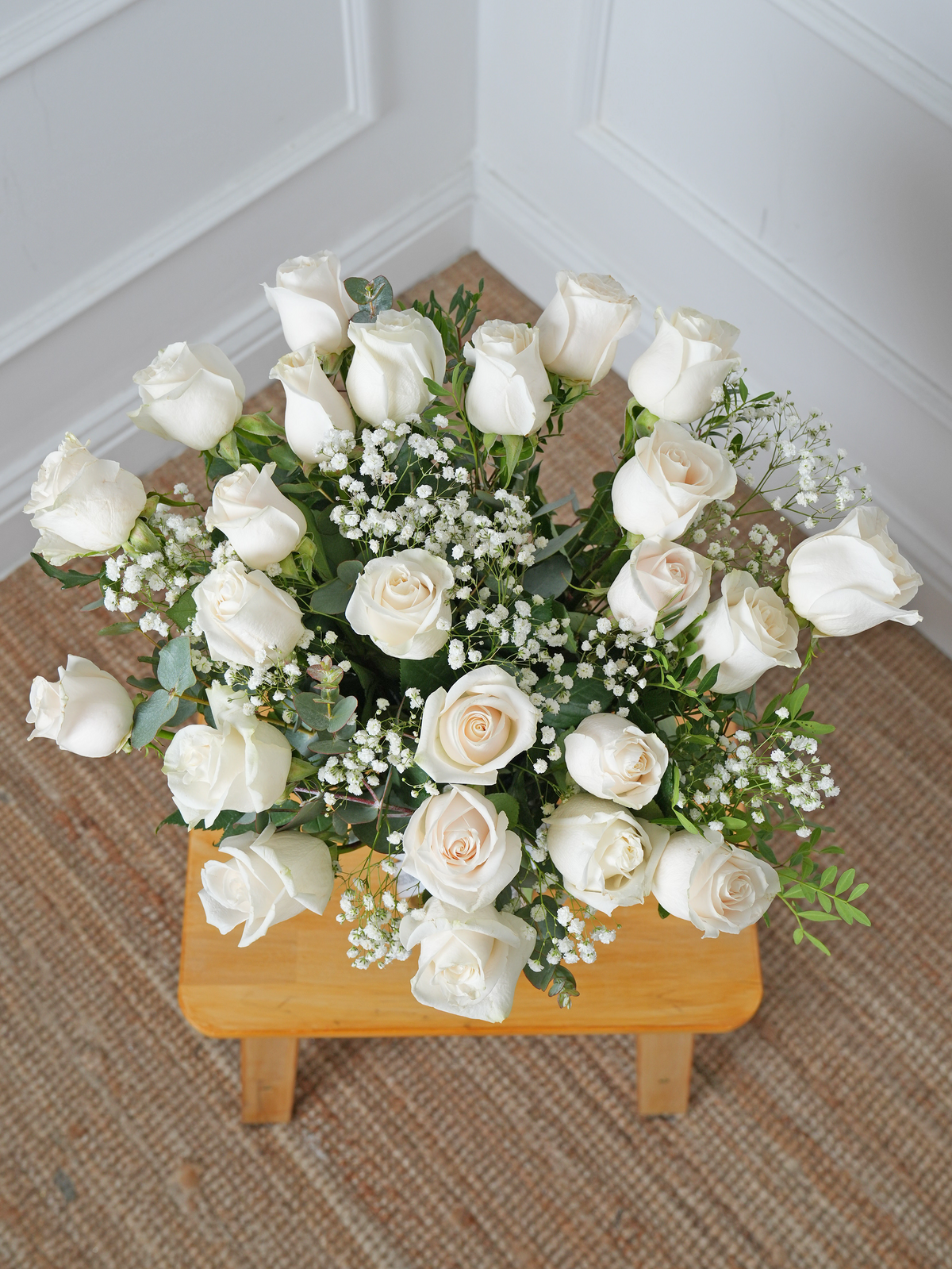 24 White roses with a vase