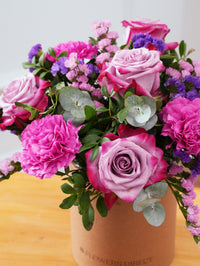 Purple Majesty - Hatbox with Free Chocolate Set – Experience the regal and majestic beauty of our "Purple Majesty" arrangement, featuring luxurious deep...