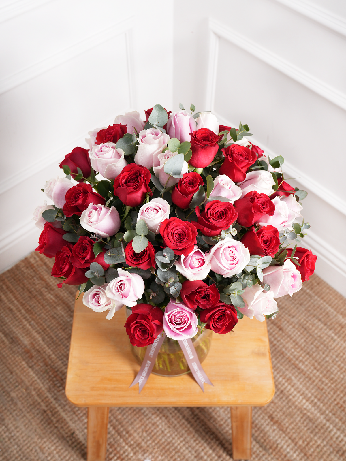 50 Red & pink roses with a vase