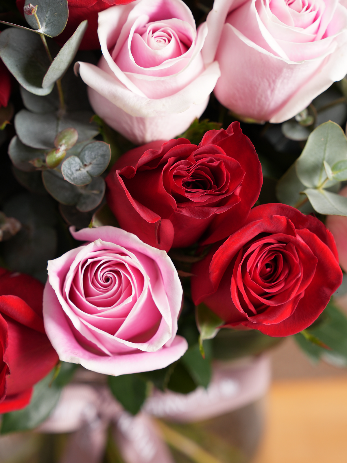 50 Red & pink roses with a vase
