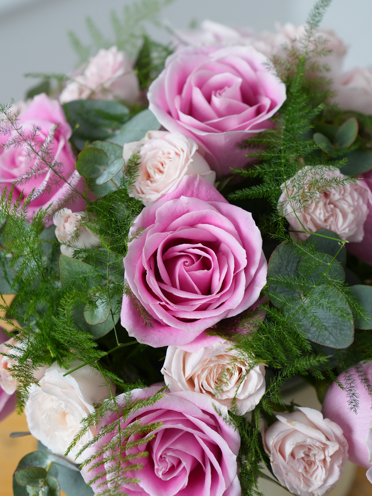 Valentine 12 Pink Roses - Hatbox with Free Heart Balloon