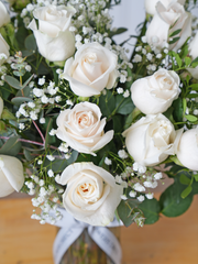 24 White roses with a vase – Elevate any occasion with our exquisite bouquet of 24 long stem white roses beautifully...