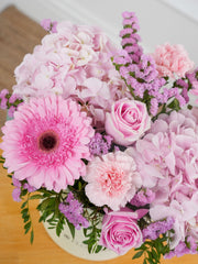 Sweetheart Hatbox Gift Set – Express your love and affection with our "Sweetheart" arrangement, featuring delicate pink hydrangeas, vibrant...