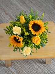 Thank You Sunny Flower - Hatbox with Free Chocolate Set – Give the gift of pure joy with this vibrant Sunny Day Hatbox floral arrangement! The golden...