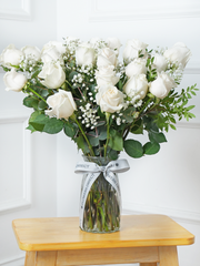 24 White roses with a vase – Elevate any occasion with our exquisite bouquet of 24 long stem white roses beautifully...